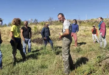 Lors d’une sortie sur le terrain, des étudiants en BPREA ont découvert avec Thierry Roumejon, éleveur sur le mont Lozère, les techniques de l’écobuage. Ce savoir-faire doit désormais prendre en compte les sécheresses à répétition.