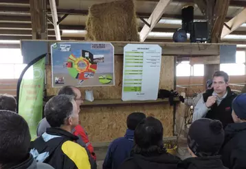 Sylvain Chevalier présente le nouveau bâtiment aux visiteurs.