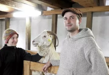 Au coeur du massif du Sancy, Noémie Guittard et Marc Persiani élèvent une cinquantaine de chèvres Angora dans la pure tradition d'un métier en perdition.