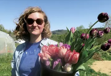 Émergente, la filière française des fleurs coupées attire de plus en plus d'adeptes. Rencontre avec Sarah Bradley, jeune floricultrice installée à Silhac (Ardèche).