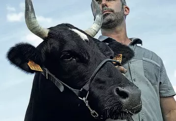 Fine, la vache Bretonne pie-noir, est l’égérie de ce salon. Elle prend la pose avec son éleveur Cédric Briand.