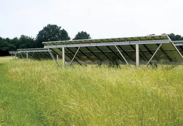 Développer de petites centrales solaires au sol sur des surfaces déjà artificialisées : telle est l'orientation de l'Apepha (agriculteurs dans le photovoltaïsme), qui revendique 500 adhérents.