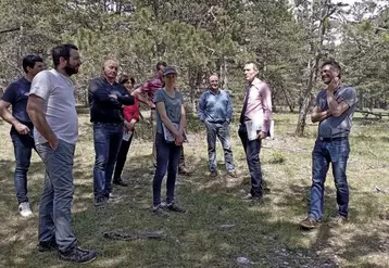 Au lieu-dit la Bazalgette, commune de Saint-Étienne-du-Valdonnez, la colère gronde parmi les agriculteurs installés là. Une partie des biens sectionnaux pourrait passer sous régime forestier si une entente n’est pas rapidement trouvée. Le préfet de Lozère, Philippe Castanet, accompagné d’Agnès Delsol, directrice de la DDT, s’est rendu sur place vendredi 28 avril, en présence du président de la FDSEA, Jean-François Maurin.