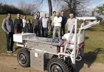 L’équipe de l’Irstea a conçu un système robotique à deux robots, reconfigurable mécaniquement et algorithmiquement.