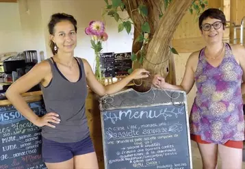 Anouk et Sarah du restaurant Côté Cuisine à Chabeuil (Drôme) sont associées au magasin de producteurs Court Circuit.