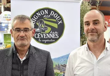 Jérôme Fesquet au Medfel, sur le stand de l’AOP, accompagné du nouveau directeur de la coopérative Origine Cévennes, Joël Armand, à gauche.