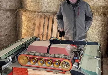 La société NRI a mis au point le premier robot français de nettoyage de panneaux photovoltaïques. Philippe Serre, agriculteur à Eyburie en Corrèze s’est procuré ce nouvel outil, et nous parle des services rendus par son nouveau compagnon.