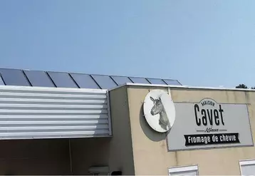 La société Cavet Picodon a choisi d’installer 90 m² de capteurs solaires en toiture pour s’affranchir d’une consommation en fuel très onéreuse et limiter les émissions de gaz à effet de serre.