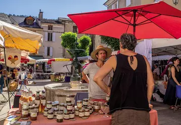 Un marché de producteur bio est organisé sur la place de la mairie de Florac de 9 heures à 14 heures.
