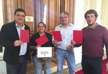 Les membres du Caf loup ont décerné un carton rouge au gouvernement.