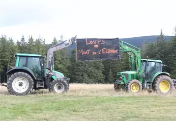 Lors de la manifestation au mont Mouchet le 30 septembre, des slogans rappelant le désespoir des éleveurs sont affichés.