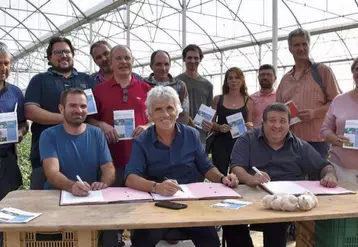 Aurélien Ratton, président du comité légumes, Jean-Pierre Taite, vice-président en charge de l'agriculture à la Région et Jean-Claude Darlet, vice-président de la chambre d'agriculture Aura, ont signé le plan filière légumes 2021-2023 à Légny (Rhône).
