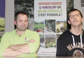 Damien Merméty, éleveur laitier dans l'Ain et son apprenti Yannick Cécillon.