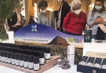 Essenciagua, l’entreprise lozérienne d’huiles essentielles, a été retenue parmi les 126 entreprises retenues pour exposer leur savoir-faire dans les jardins de l’Élysée, les 3 et 4 juillet derniers.
