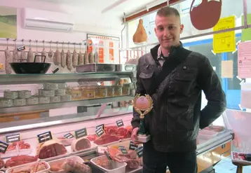 Antony Parrot, sélectionné pour la finale nationale du meilleur apprenti de France, se prépare avec passion à exercer le métier de boucher.