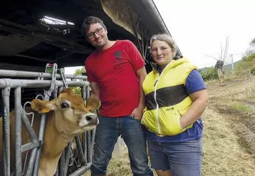 Thomas et Marie Richaud du Gaec La Jersiaise des Combes élèvent 70 vaches laitières de race jersiaise. Une race qui valorise bien les fourrages et limite ainsi les refus.