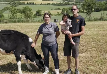 Installés près de Lanuéjols, Agnès Robert et Jérôme Pitot ont repris une exploitation de vaches laitières en 2019. Une installation qui a pu s'effectuer notamment grâce à l'attribution de 18 hectares supplémentaires issus de la remise en culture des terres de Chapieu.