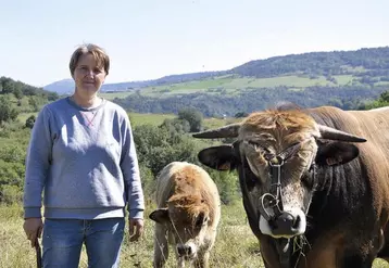 Installée à Grandeyrolles dans le Puy-de-Dôme, Hélène Grégoire est à la tête d'un troupeau de 65 mères Aubrac. Passionnée de génétique, elle participera au concours national au Sommet où elle présentera douze bêtes.
