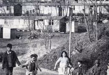 Dans les années soixante, des harkis rapatriés d'Algérie ont participé à la replantation d'une partie des forêts de Lozère. Une histoire méconnue qui a ressurgi il y a dix ans à la faveur d'une exposition à Pourcharesses et dont subsistent peu de traces.