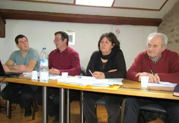 De gauche à droite : Maxime Collomb (animateur de Lozère bio), Denis Pit (président de Lozère bio), Nadia Vidal (présidente de la Châtaigneraie cévenole) et André Mirman (président de la chambre d’agriculture).