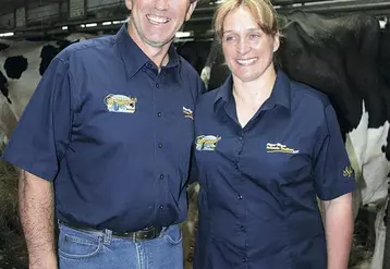 Christian Lacasse, ancien président de l’UPA, avec son épouse Sylvie Gendron est producteur de lait à Saint-Vallier dans la province du Québec. Il dispose d’un quota de 80 kilos de matière grasse par jour qui lui permet de conduire sur 90 hectares un troupeau de 60 vaches laitières prim’holstein à 12 500 kilos de moyenne.