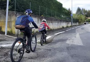 Afin d'encourager la pratique du vélo, notamment pour les trajets les plus courts, l'Ademe et les pouvoirs publics mobilisent des moyens techniques et financiers. Exemples en Isère.