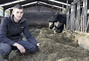 Damien Chassaing, producteur laitier à Isserteaux (63) dans le Gaec de la Rochette, ne se passe plus de l’analyse fourrage, indispensable à l’élaboration de sa ration.