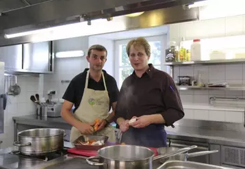 Jérémy Vassié et Julien Izarn dans les cuisines du château d'Orfeuillette.