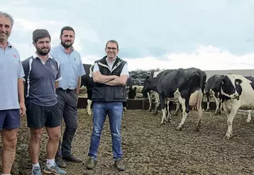 Damien et Jean-Yves Sanconie, éleveurs à Sénezergues (15), ont testé avec succès Axion Thermoplus, sur les conseils de David Puech et Pierre Chauvet, ici à leurs côtés.