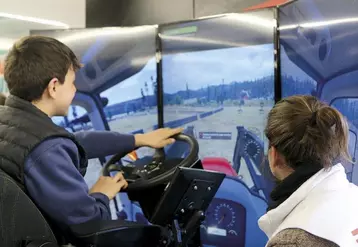 Jeudi 16 février, à la halle Saint-Jean de Mende, a eu lieu le forum des formations et métiers, à destination des collégiens. Le camion de l’Aventure du vivant était aussi sur place pour valoriser les métiers de l’agriculture.