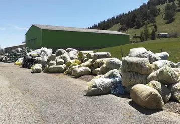 De septembre à octobre, les agriculteurs lozériens sont invités à apporter leurs déchets plastiques sur les 26 points de collecte du département.