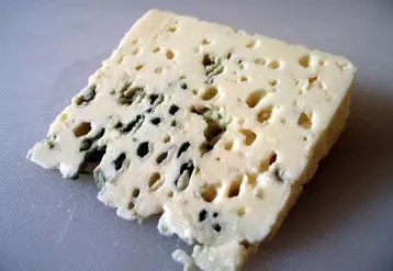 Une promotion sur un Roquefort va probablement attirer plus de demande que sur un Cantal, car les consommateurs sont plus sensibles aux variations de prix du fromage à pâte persillée.