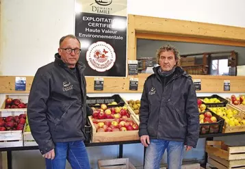 Christian et Alain Biennier du Domaine d’Émile à Andance ont certifié leur exploitation arboricole et viticole en HVE.