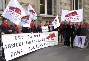 Mercredi 18 mars, des JA se sont fait entendre devant le bureau parisien de la Comission européenne. Objectif : protester contre le blocage des aides à l'installation.