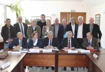 La signature du contrat de ruralité du Pays du Gévaudan, mercredi 15 mars, a réuni plusieurs officiels dont Patricia Bremond, vice-présidente du conseil départemental (en bas à gauche), Hervé Malherbe, préfet de Lozère, Jean-Paul Pourquier, président de l’association du Pays du Gévaudan-Lozère et Rémi André, président de la communauté de communes du Gévaudan.