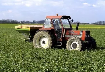 Alors que les prix des engrais restent historiquement très élevés, le commissaire à l'Agriculture, Janusz Wojciechowski, a indiqué, devant les eurodéputés réunis en plénière, qu'il n'y aurait pas de nouvelles mesures à court terme pour assurer la disponibilité des engrais. Sur le long terme, il a mis en avant l'utilisation des engrais organiques et la gestion de la santé des sols.