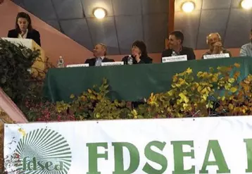 Mardi 26 octobre, la FDSEA était réunie en congrès à la salle des fêtes de Ribennes. Près de 70 participants avaient fait le déplacement pour dialoguer avec Léa Geneix, directrice du Copamac-Sidam, et Yannick Fialip, président de la commission économie de la FNSEA.
