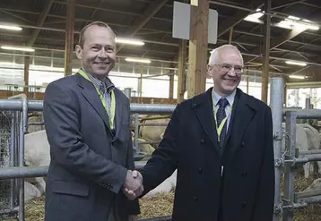 Lucius Tamm, vice-directeur du FiBL et Christian Huyghe, directeur scientifique adjoint à l’agriculture de l’Inra ont signé le rapprochement de leurs instituts.