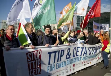 Au mois d’octobre dernier, des manifestations ont eu lieu partout en Europe contre le traité de libre-échange, dont l’agriculture européenne ne sort pour l’instant pas gagnante.