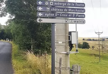 Cet été, dix chantiers d’installation de panneaux de signalétique locale se sont terminés pour dix communes de l’Aubrac, du Cantal, de la Lozère et de l’Aveyron. Un travail de longue haleine pour les communes concernées.