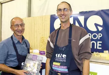 Philippe Lorrain et Sébastien Nigon (producteur de lait à Ambert et président du Sifam) avec la brochure tout juste éditée.