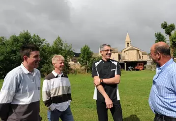 Bruno Flouret, Benoît Régis, Stéphan Massador (maire de Cubières) et Hervé Folcher devant le village.