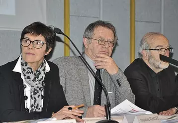 De gauche à droite : Jacqueline Marlet, directrice des Gîtes de France Puy-de-Dôme, Yvon Bec, président et Bernard Teyssier, président de Résa-Gîtes Puy-de-Dôme.