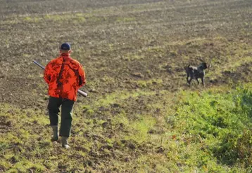 Port obligatoire d’une tenue vestimentaire orange fluo pour la chasse.