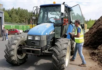 Depuis 2014, la MSA s'associe avec l'opération de collecte des plastiques agricoles, menée par le Copage, pour conduire des ateliers de prévention en santé et sécurité au travail. Sans oublier une révision des tracteurs. Reportage à Saint-Chély-d'Apcher.