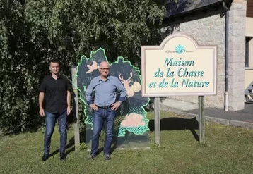 Arnaud Julien et André Thérond, directeur et président de la Fédération départementale des chasseurs.