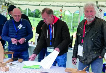  À l’occasion de la fête de la forêt, la société Holiste et l’association syndicale libre de gestion forestière (ASLGF) du Chambon (30) et la coopérative FPLG (Forêt privée lozérienne et gardoise) ont signé un contrat d’exploitation et de commercialisation de la gemme de pin de maritime.