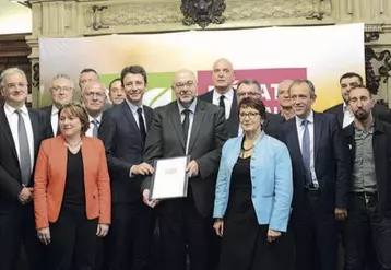 Les signataires de la « charte d’engagement pour une relance de la création de valeur et pour son équitable répartition au sein des filières agroalimentaires françaises », le 14 novembre.