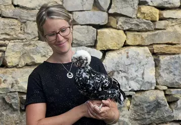 « La ferme d’ici et d’ailleurs » est née en septembre 2019, après maturation d’un long projet de Mathilde Nesci. Entourée de ses poules, poules d’ornement, chèvres, brebis et chiens, elle parcourt la Lozère pour faire découvrir l’agriculture et échanger avec le public.