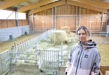 Dans sa nouvelle chèvrerie, Eugénie Schaff a gagné en temps et confort de travail.
